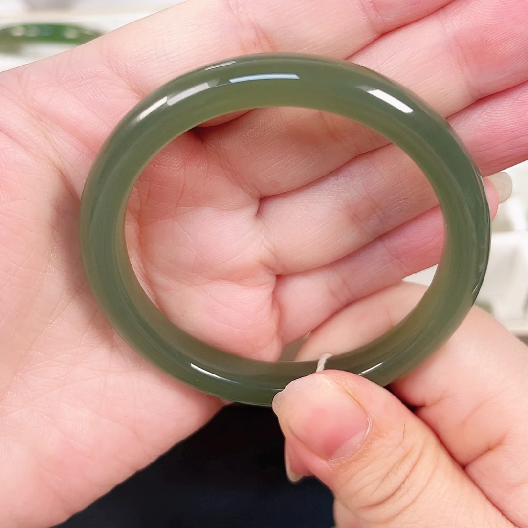 和田玉未镶嵌手镯