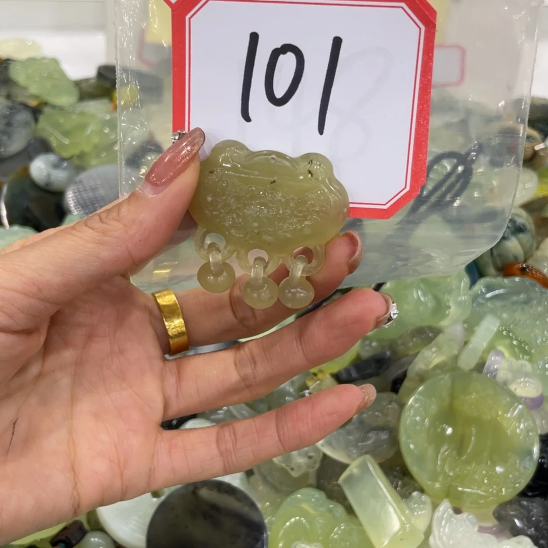 蛇纹石玉颈饰合金
