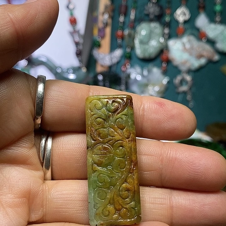 翡翠未镶嵌吊坠(赠链)