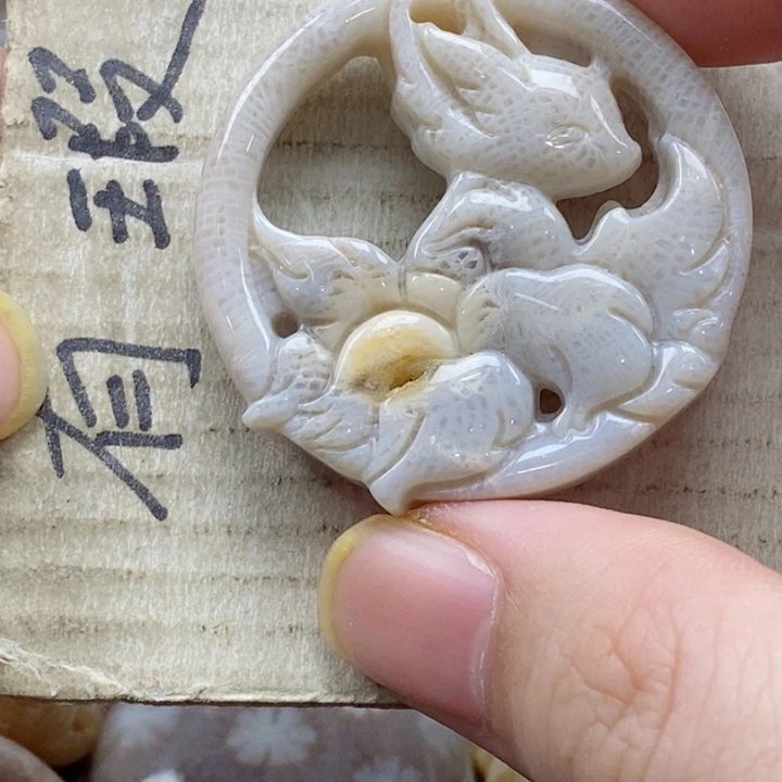 硅化珊瑚（珊瑚玉）颈饰未镶嵌醉*生