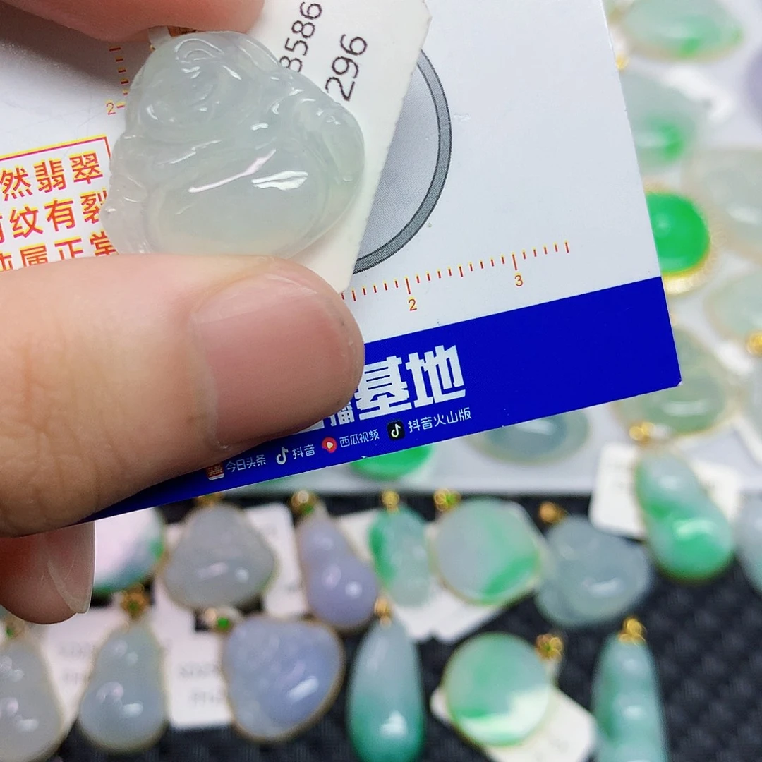 翡翠18K金镶嵌颈饰翡翠