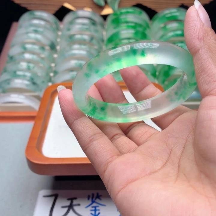 心***…石英质玉未镶嵌手镯