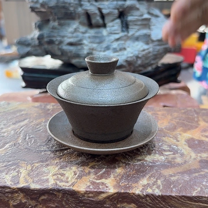 粗陶铁胎盖碗一个，瓷。品茗