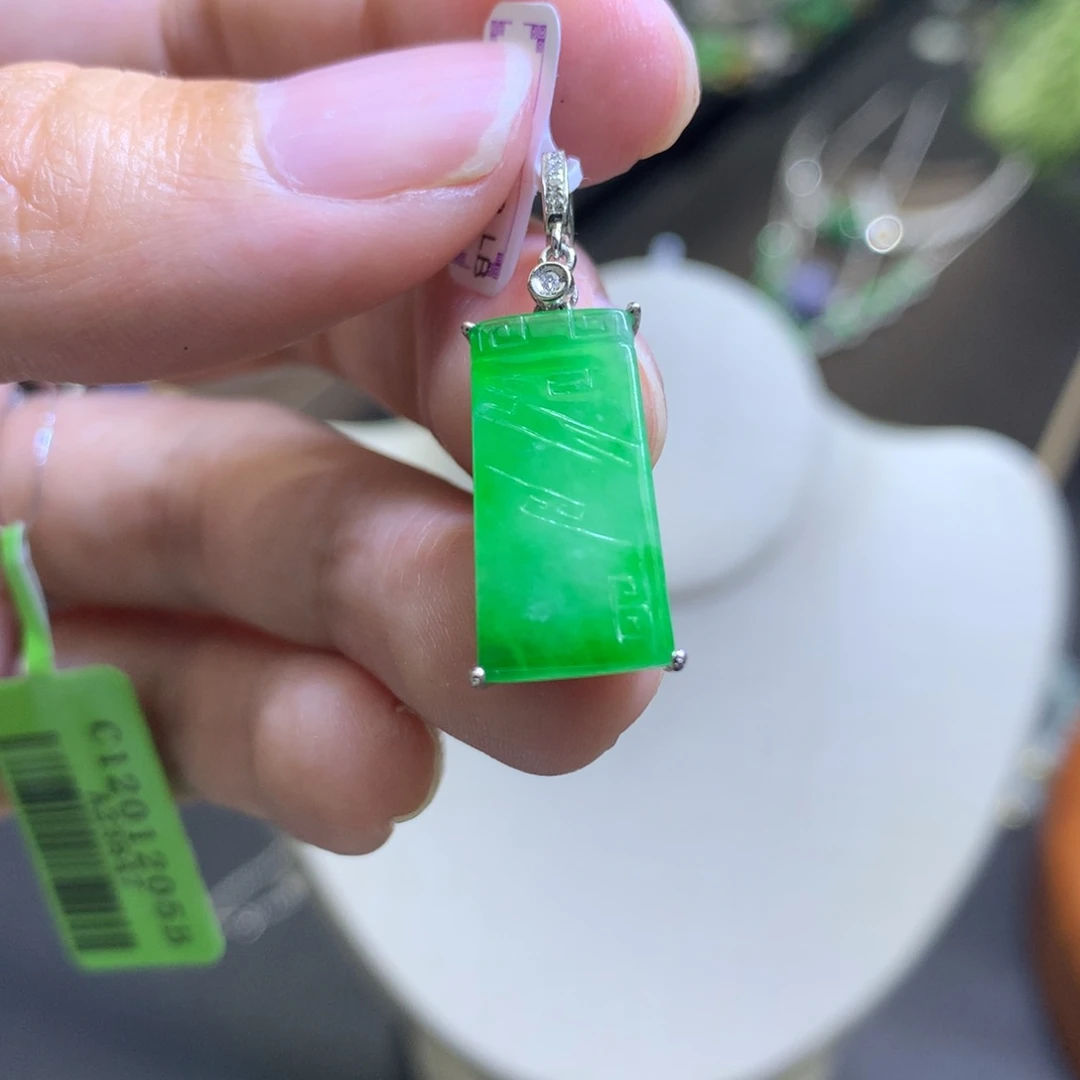 颈饰18K金镶嵌翡翠