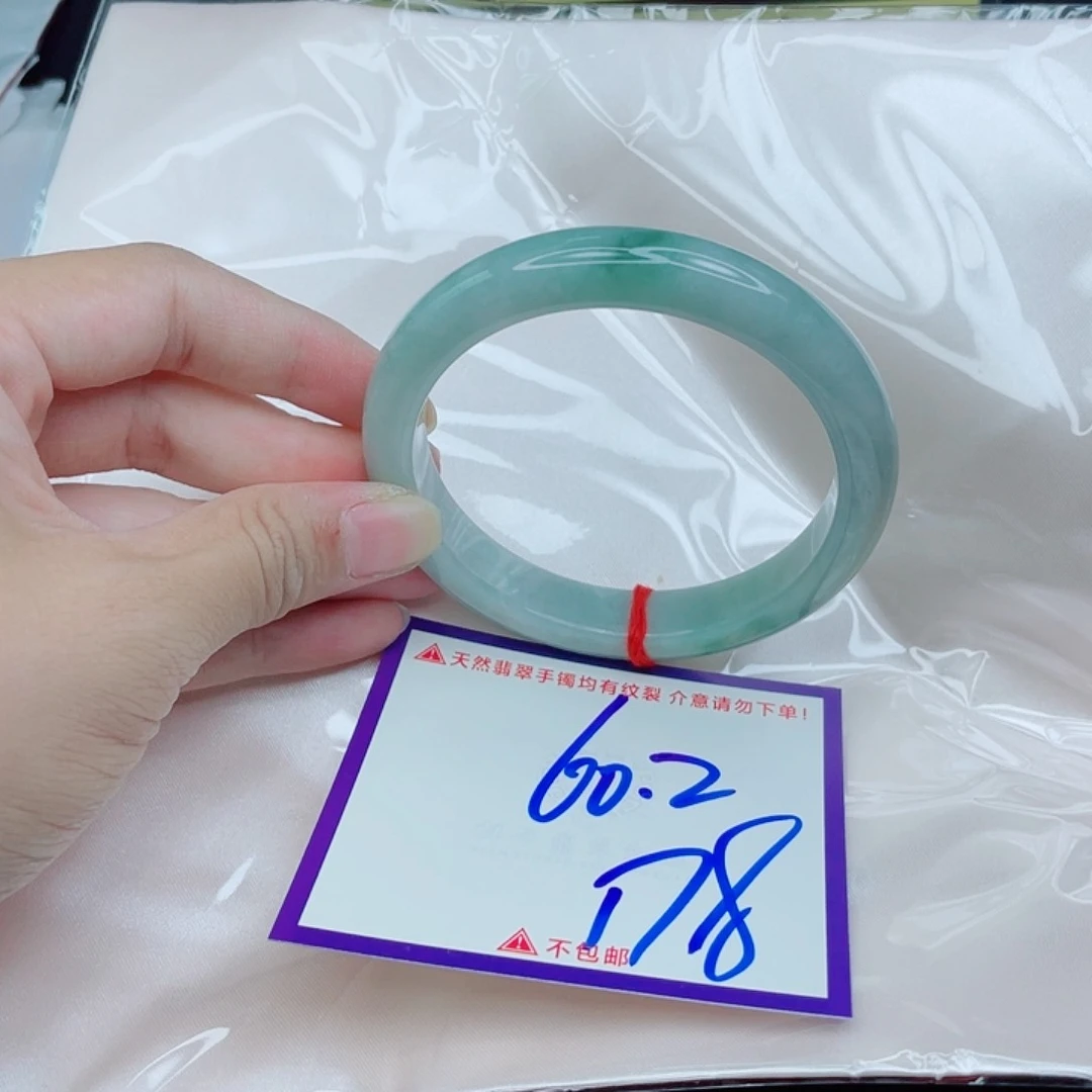 翡翠手镯未镶嵌翡翠