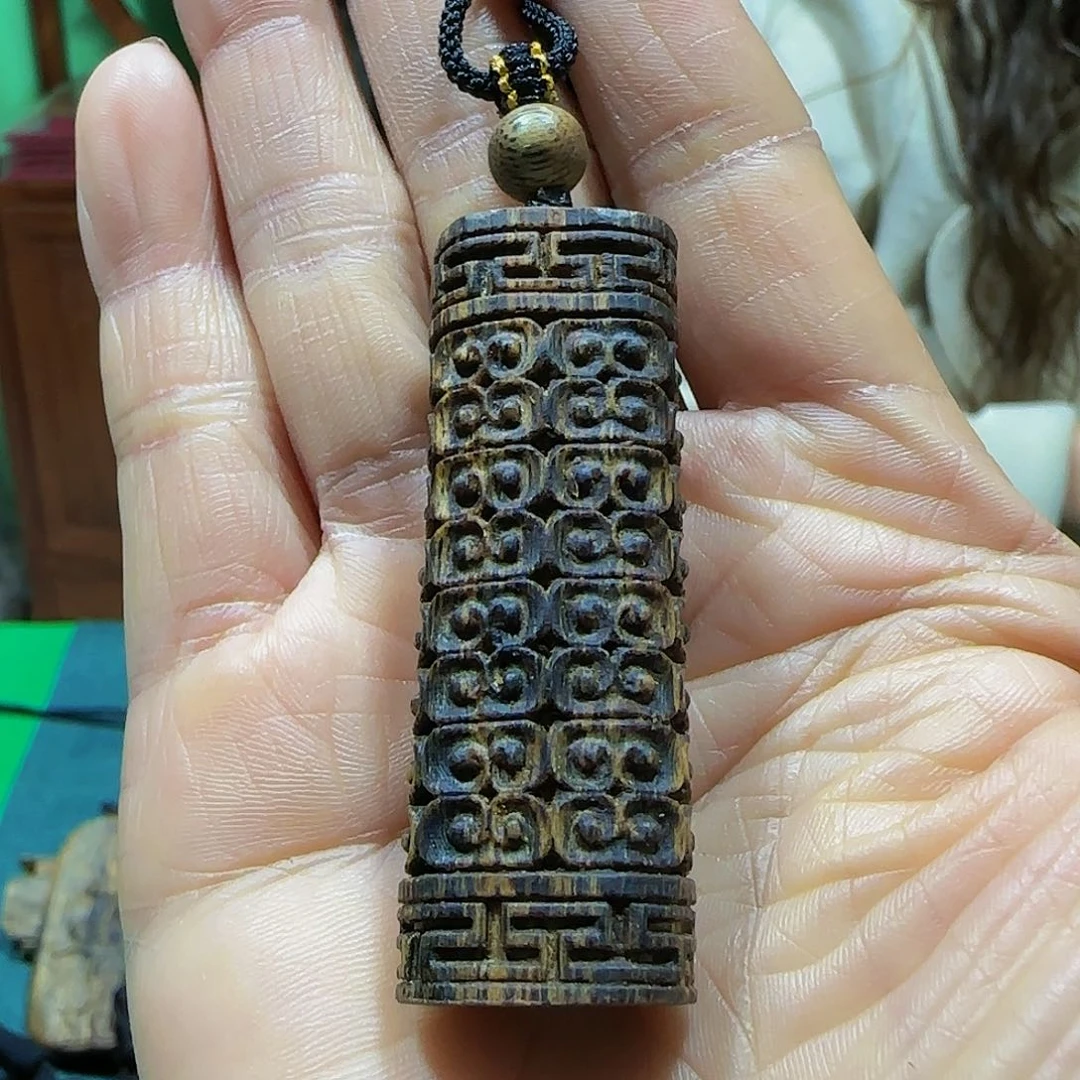 沉香吊坠海南白奇乌身老料雕刻天珠吊坠带绳8.7克