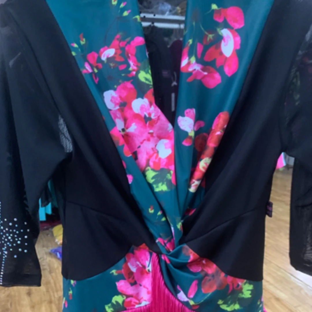 恒世舞服拧花流苏连体上衣