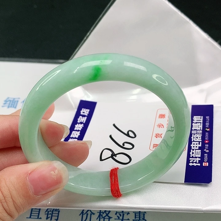 翡翠手镯未镶嵌翡翠