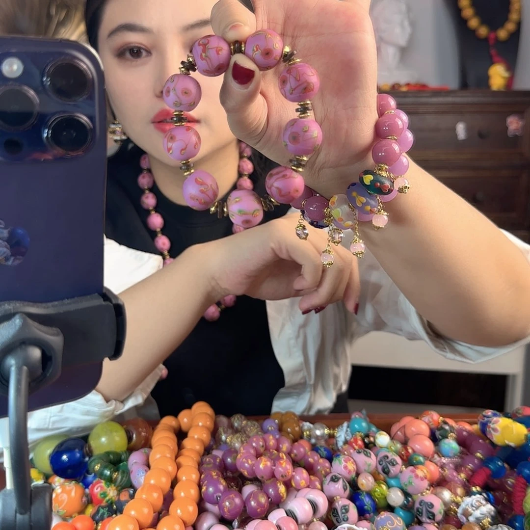 玻璃颈饰雨*老琉璃的故事是一个人的故事