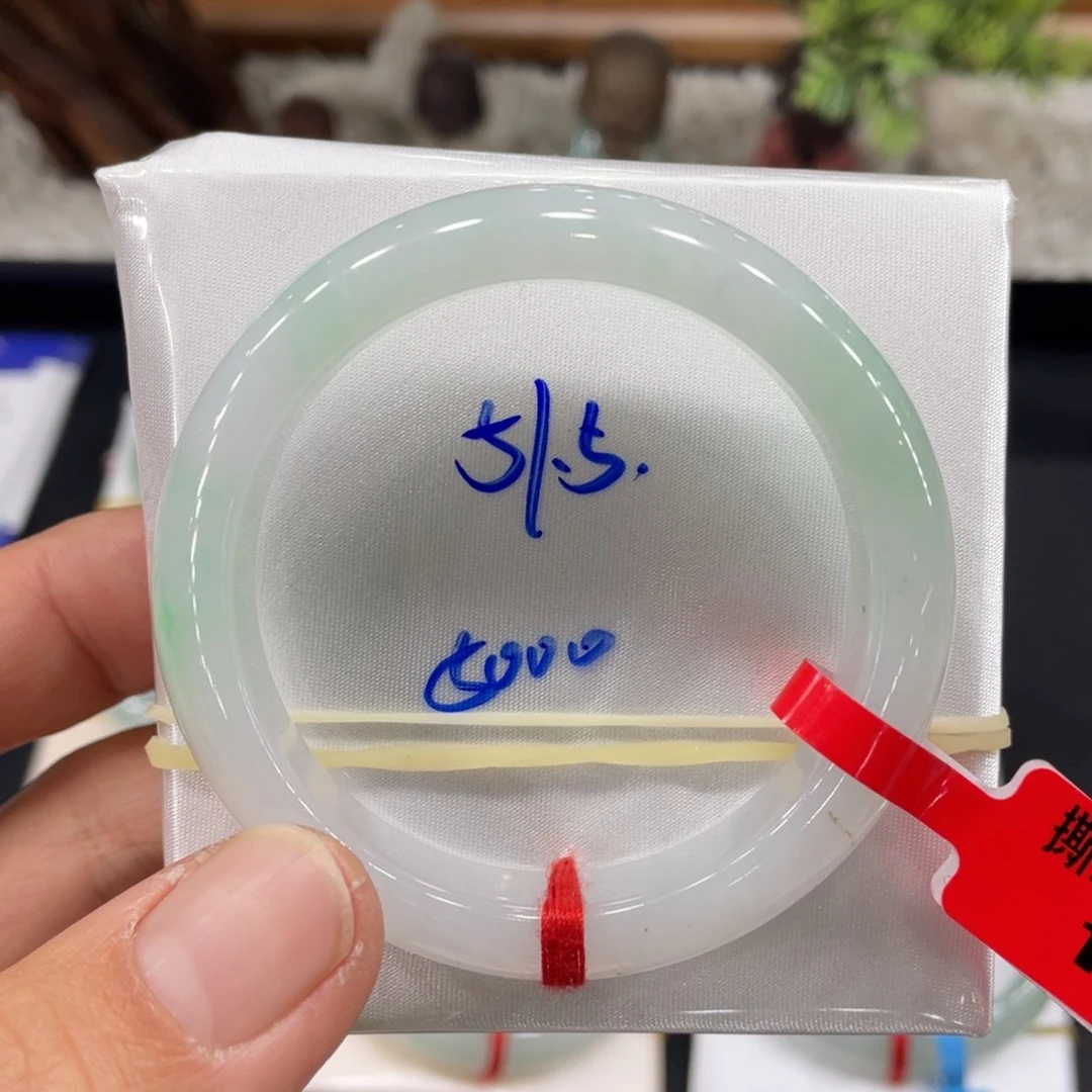 翡翠手镯未镶嵌翡翠