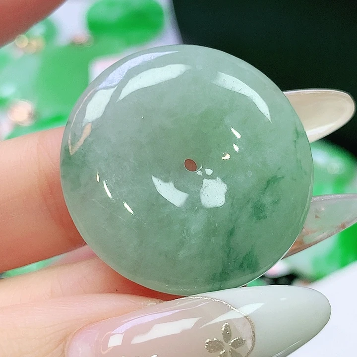 翡翠未镶嵌颈饰多样性发其一