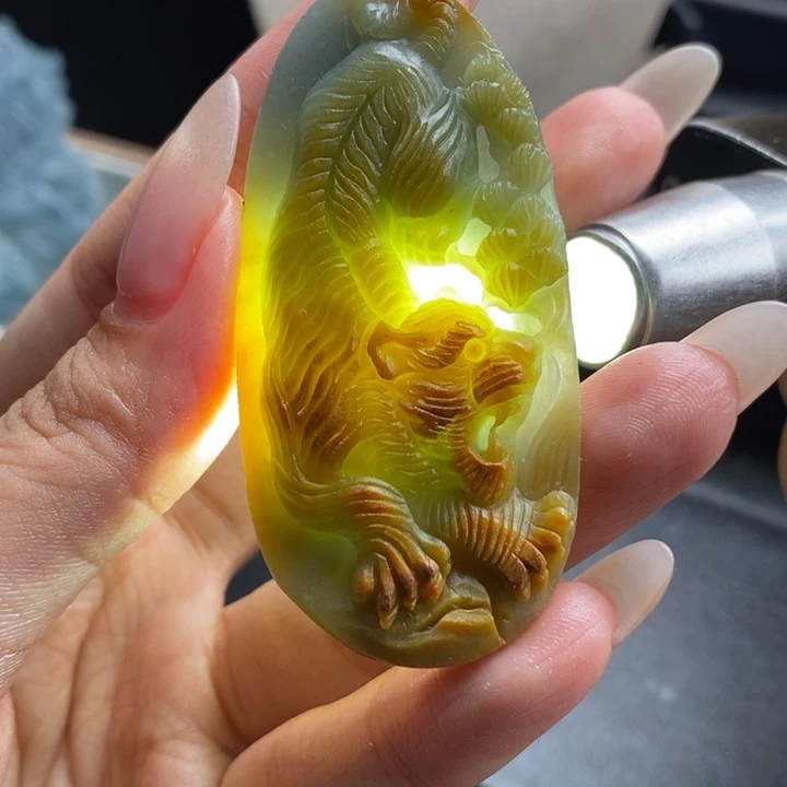 定制翡翠未镶嵌虎牌