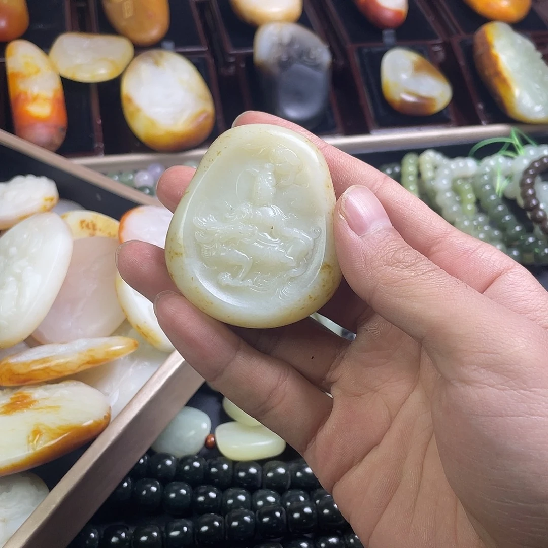 和田玉未镶嵌把件