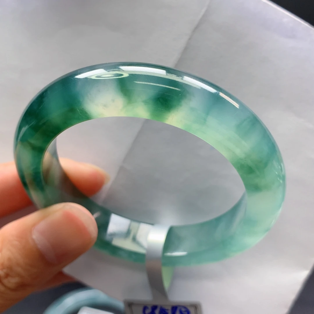 翡翠手镯未镶嵌翡翠手镯