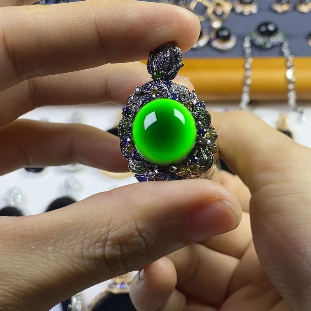 颈饰18K金镶嵌翡翠