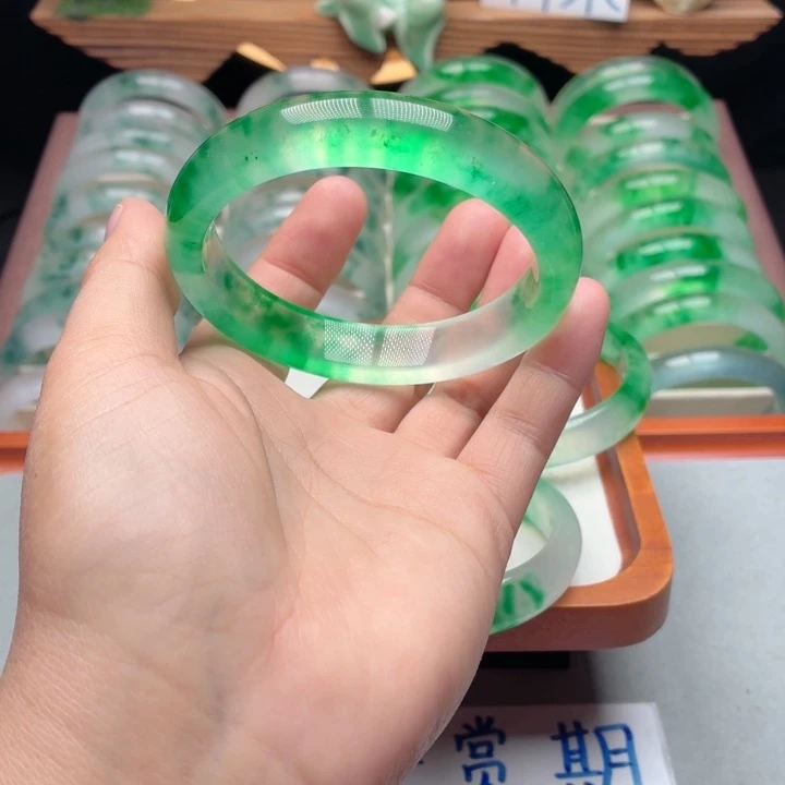 郑***士石英质玉未镶嵌手镯