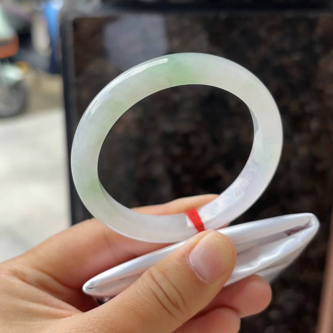 F（上新）五十点五圈高会瑕疵扣手裂但好看翡翠a货手镯