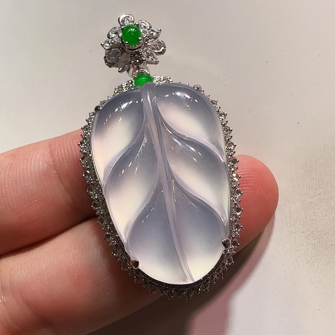 翡翠18K金镶嵌颈饰吊坠