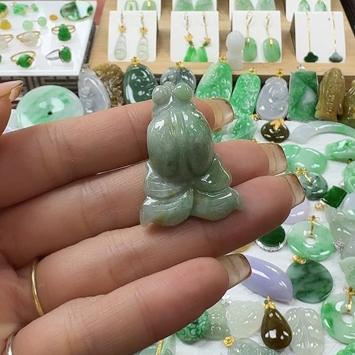 翡翠未镶嵌颈饰金鱼