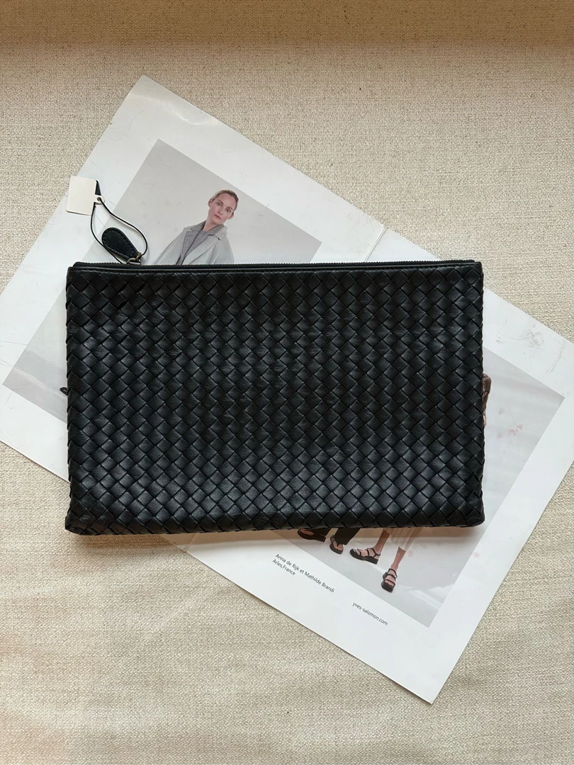 99新 BOTTEGA VENETA/葆蝶家 编织经典款手拿包黑色 公价12100