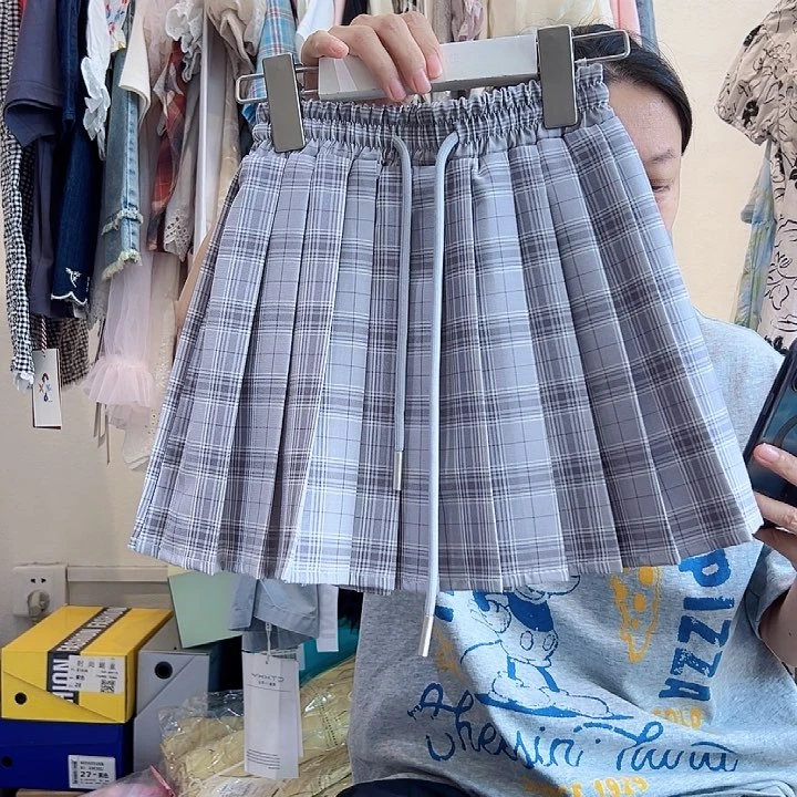 休闲格子半身裙女孩
