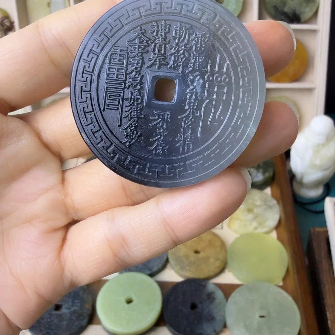 未镶嵌岫玉颈饰苦**.