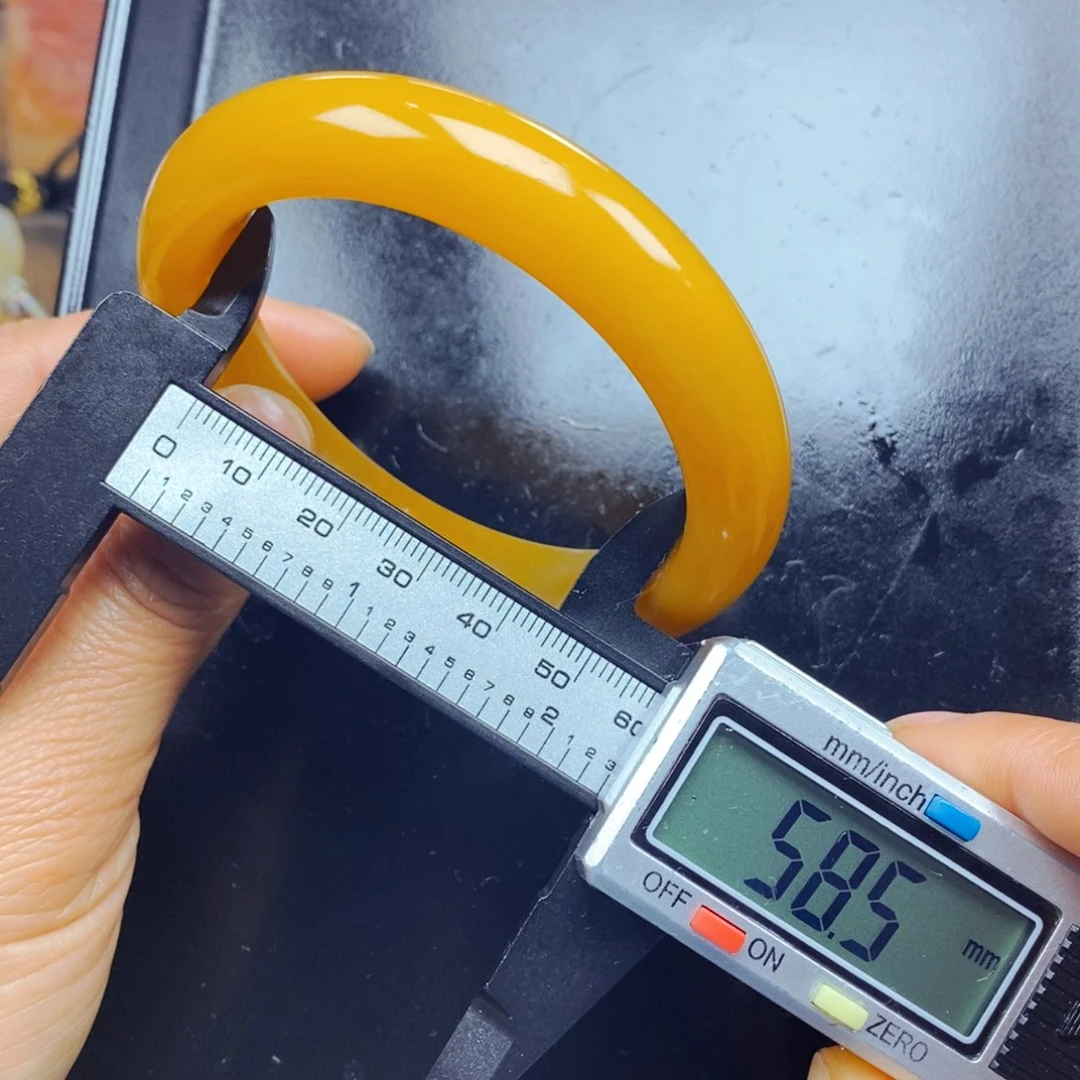 石英质玉（黄龙玉）未镶嵌颈饰