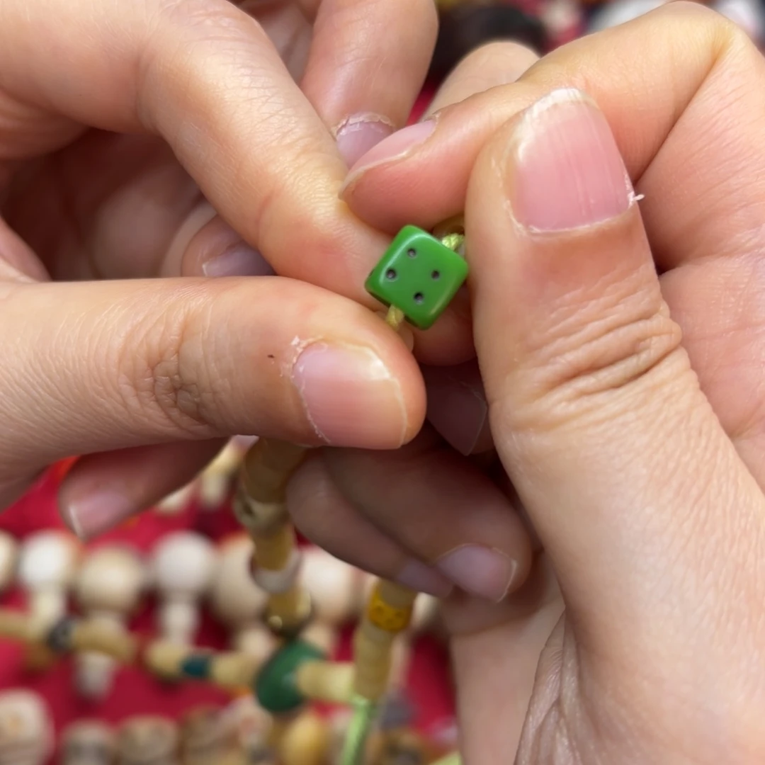 配饰和化妆等工序制作出来