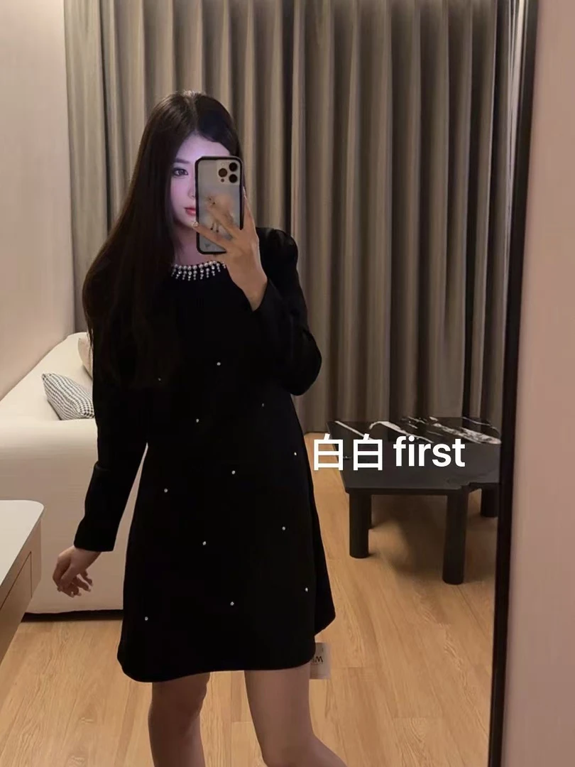 《白白first》爆款重工钉珠连衣裙秋冬新款法式时尚圆领收腰A字裙
