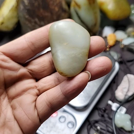 和田玉未镶嵌把件