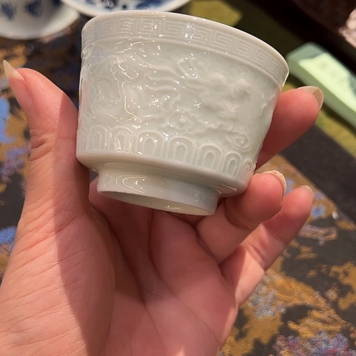 微瑕柴窑雕刻龙纹杯杯