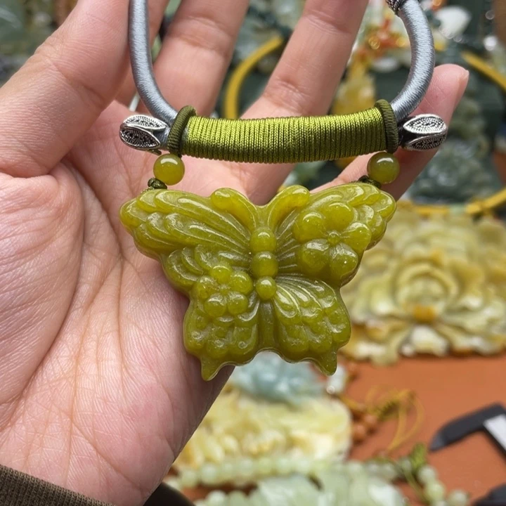 蛇纹石玉吊坠合金