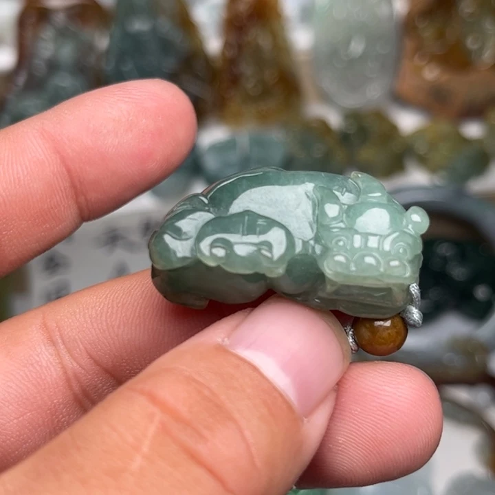 翡翠未镶嵌颈饰霸王貔貅