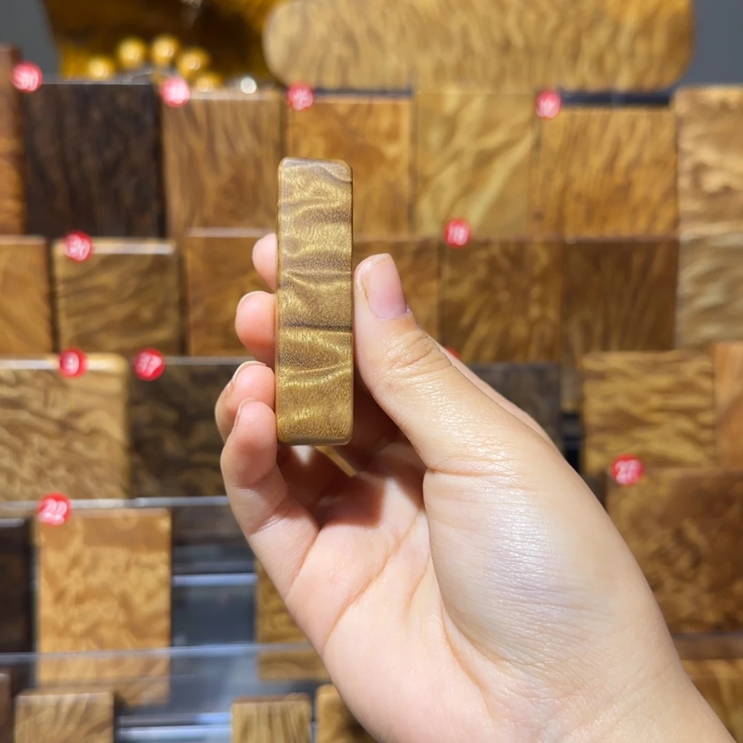 慕***朝金丝楠小叶桢楠手把件