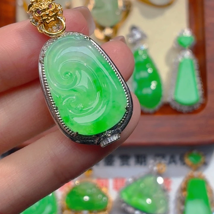 翡翠18K金镶嵌颈饰