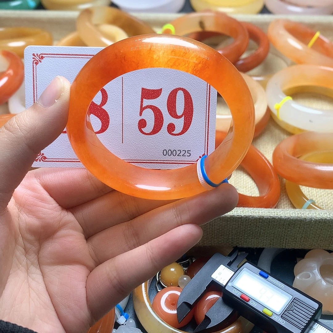 未镶嵌石英质玉（黄龙玉）手镯否**来