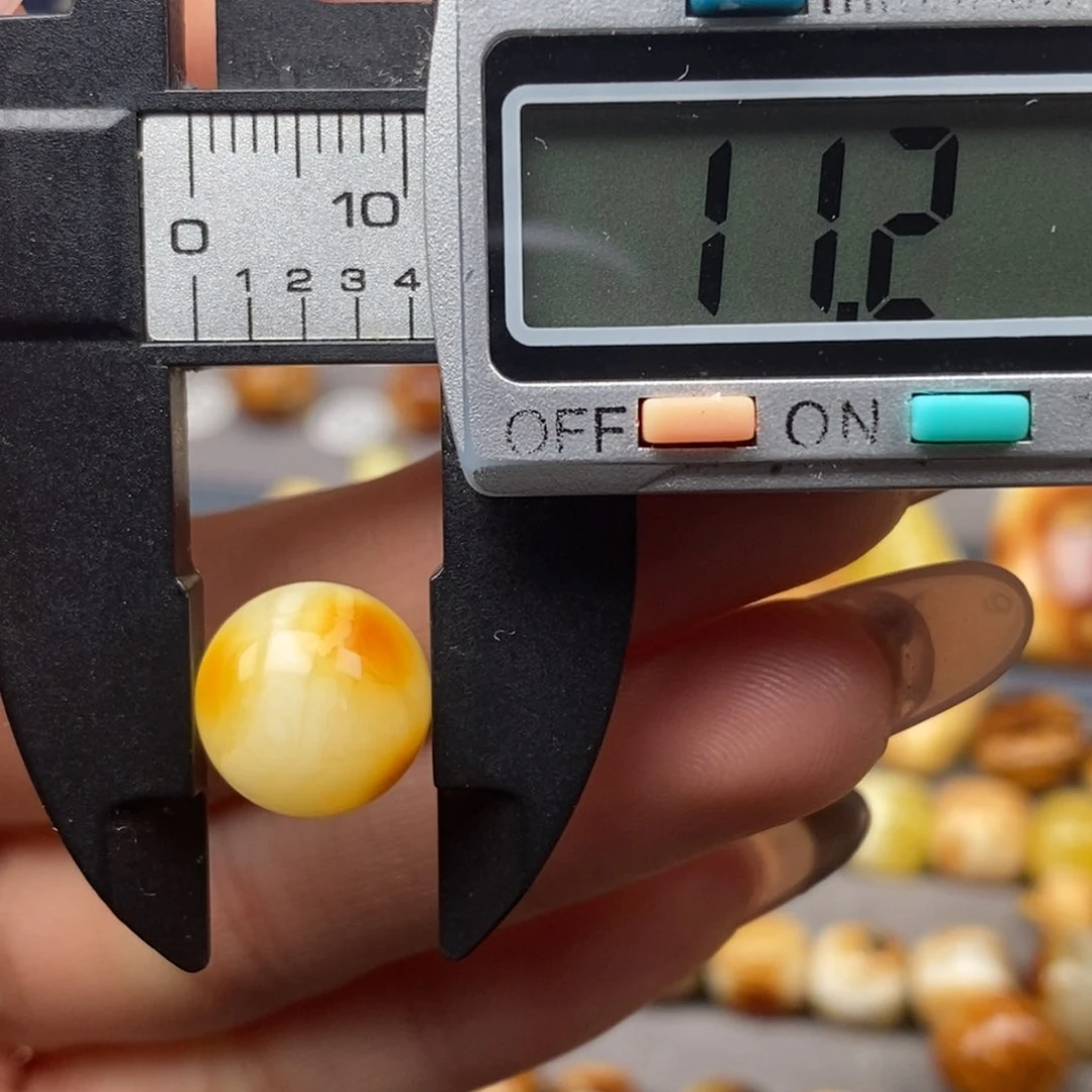 裸石金珀未镶嵌圆珠