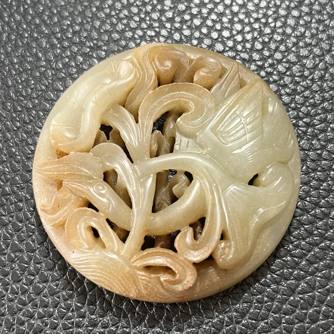 和田玉春水纹带饰直径5.6厘米