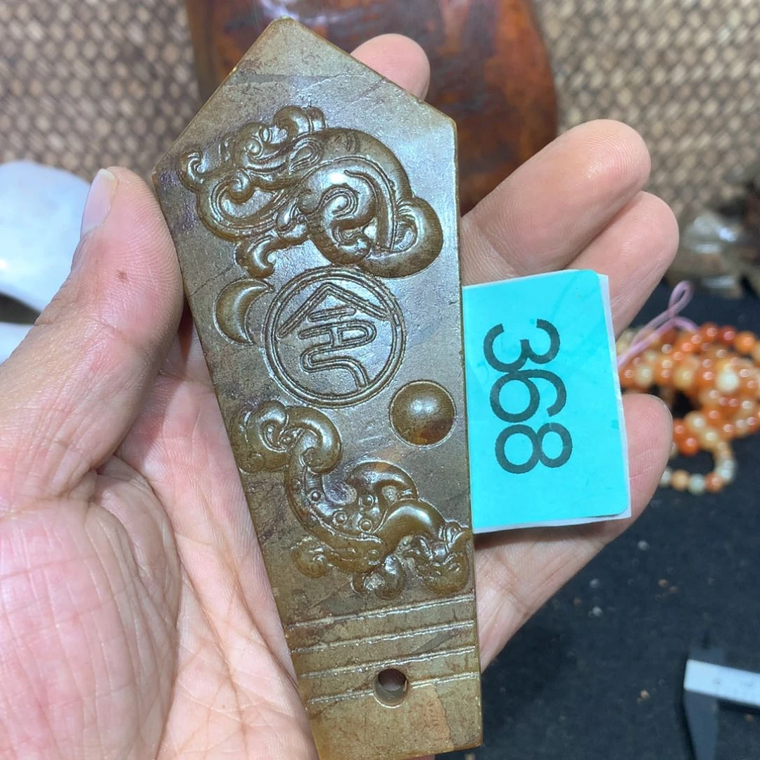透闪石-蛇纹石玉未镶嵌颈饰