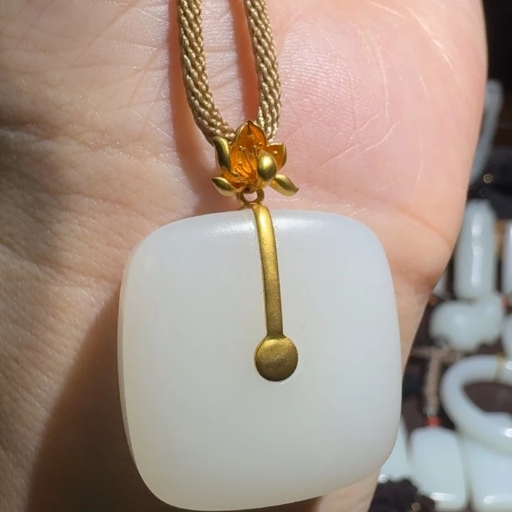 和田玉18K金镶嵌颈饰