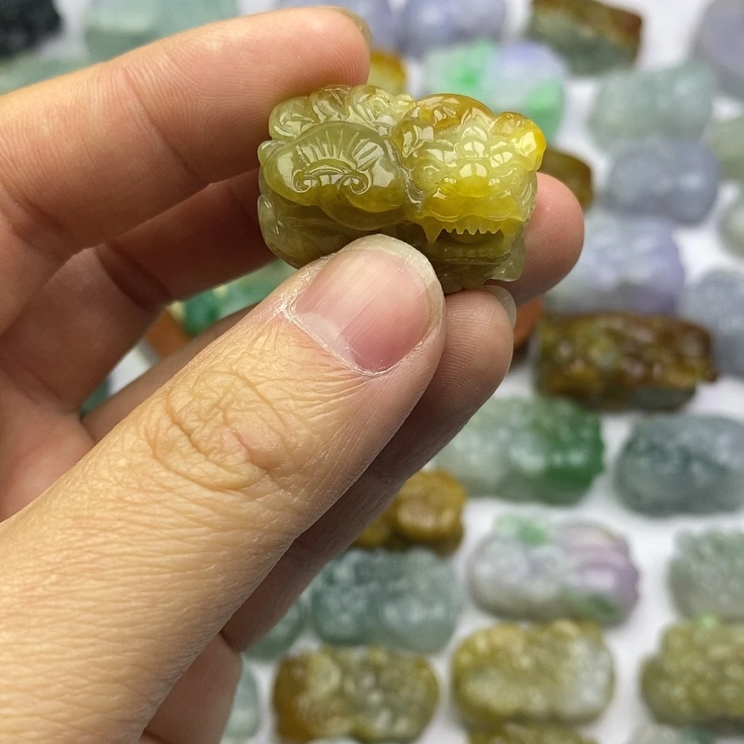 翡翠未镶嵌颈饰貔貅