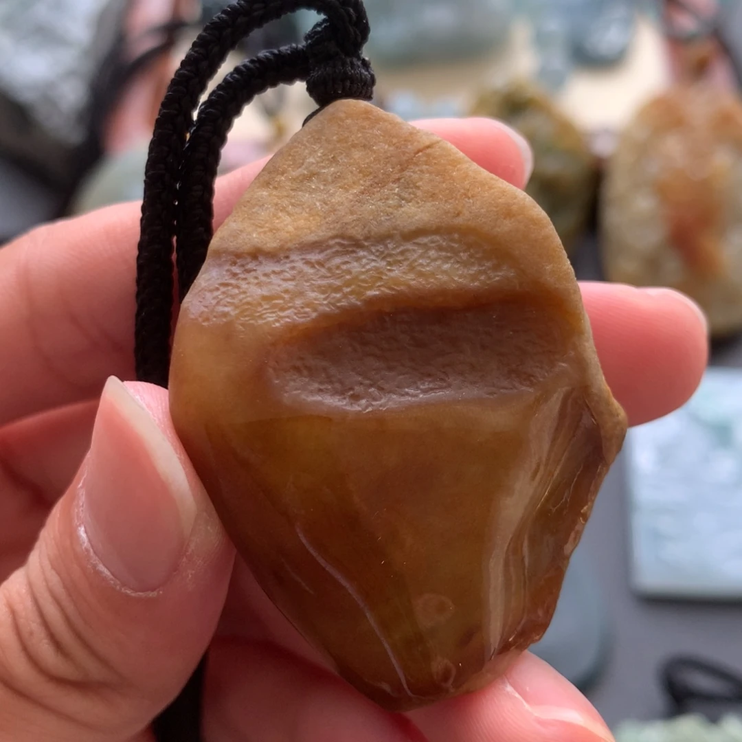 颈饰未镶嵌翡翠素面原石