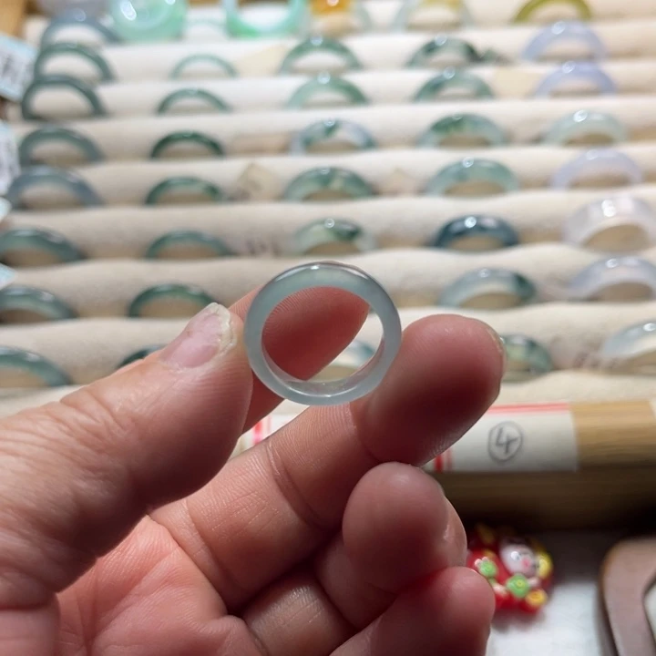 翡翠未镶嵌戒指蓝水