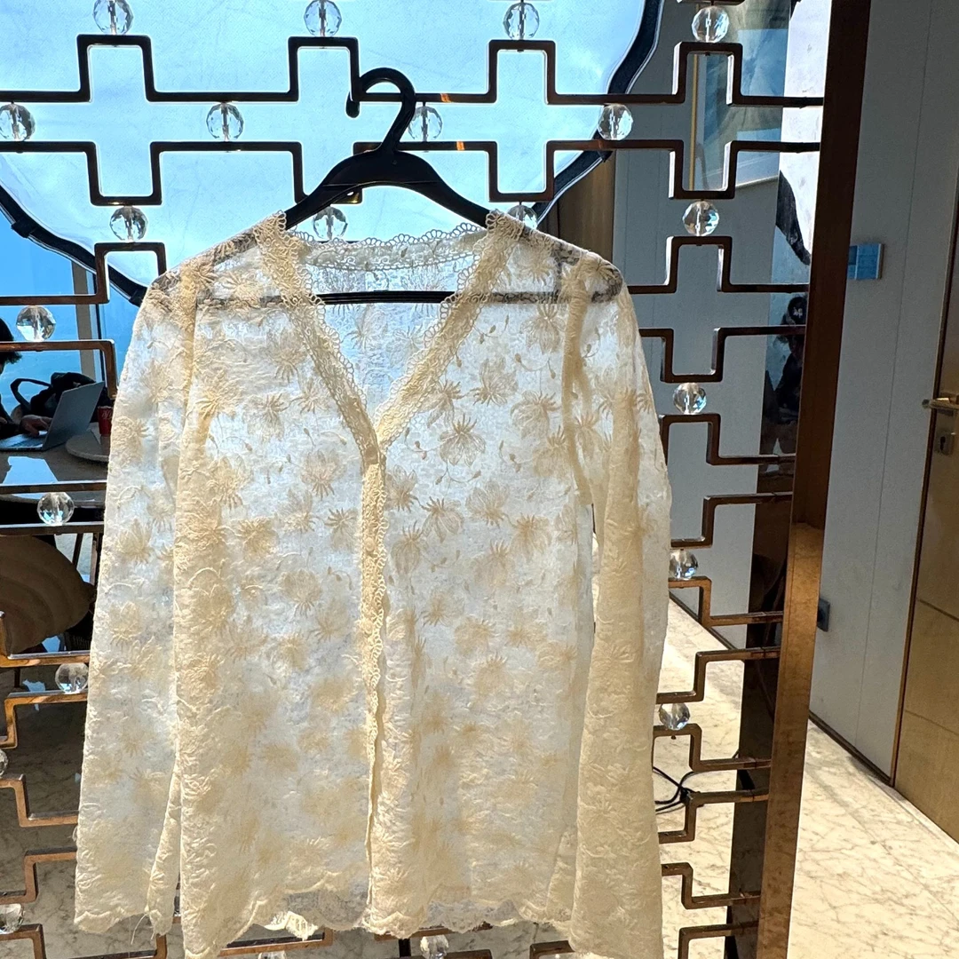 亿蒽 高级感V领钩花衬衫镂空蕾丝打底衫 202531328A