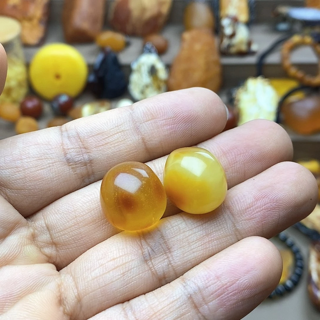 薪****琥珀颈饰未镶嵌鸡油黄小随形