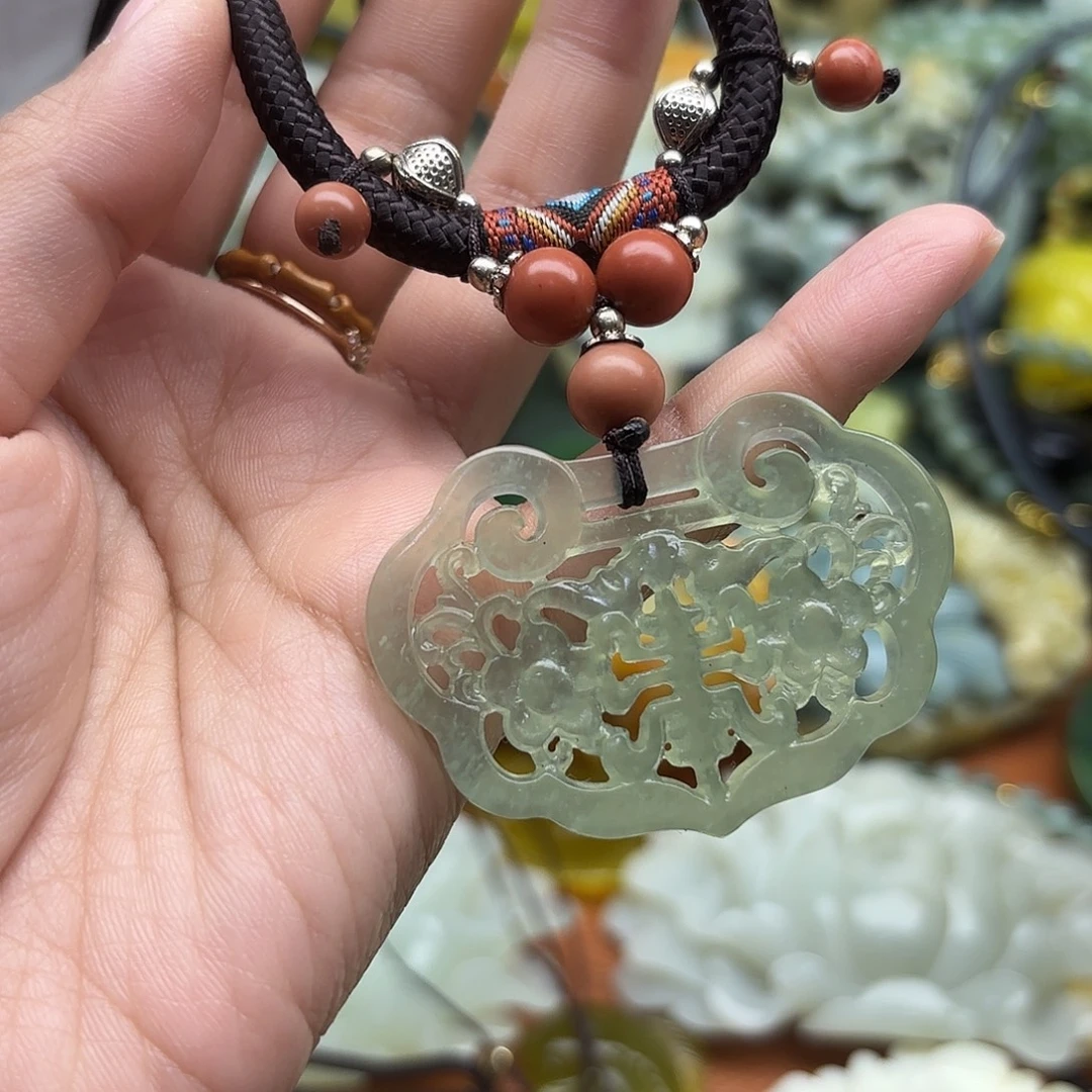 蛇纹石玉未镶嵌颈饰