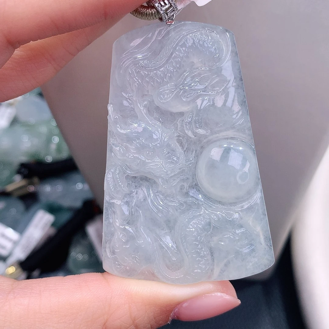 颈饰18K金镶嵌翡翠白冰龙牌