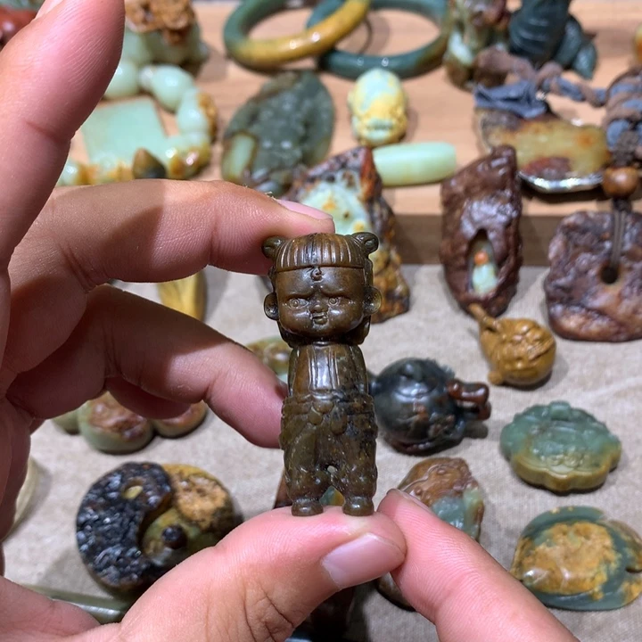 未镶嵌岫岩河磨玉（透闪石质玉）挂件