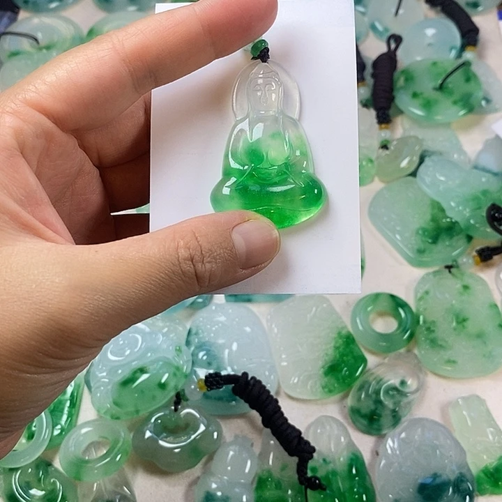 若***爱翡翠未镶嵌颈饰观音