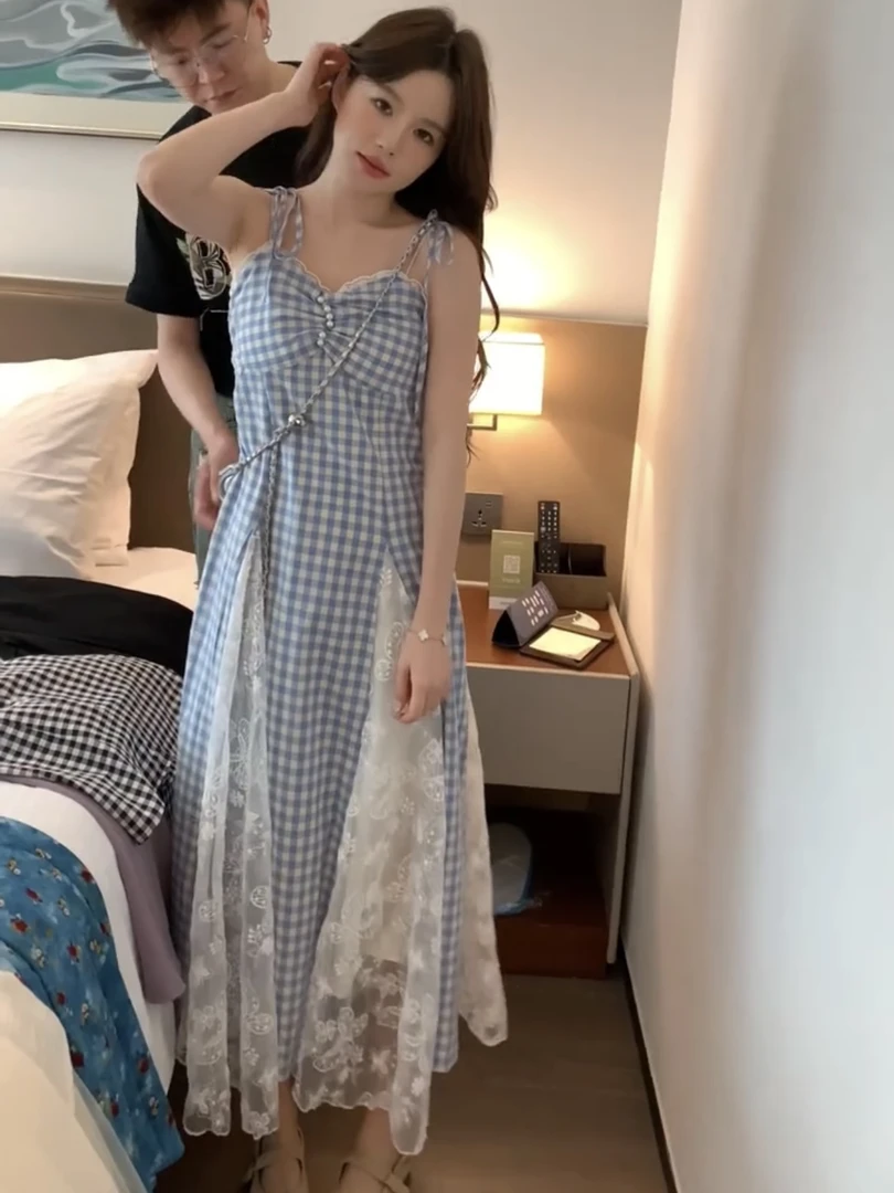 法式甜美蕾丝拼接吊带连衣裙女装夏季新款小个子蓝色格子绝美长裙